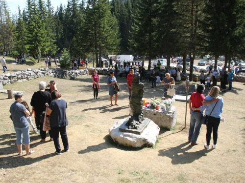 FOTO: Na Vranu služena sv. misa za poginule duvandžije