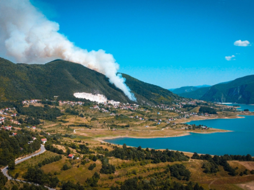 VIDEO: Veliki požar iznad Podbora: Vjetar otežava gašenje nepristupačnog terena