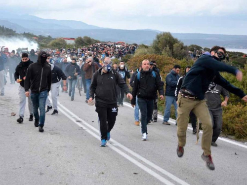 Stanovnici Lezbosa priječe iskrcaj migranata, napali fotoreportere i bacali kamere u more