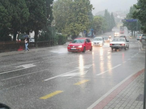 Jutros u BiH prometuje se po mokrim i klizavim kolnicima