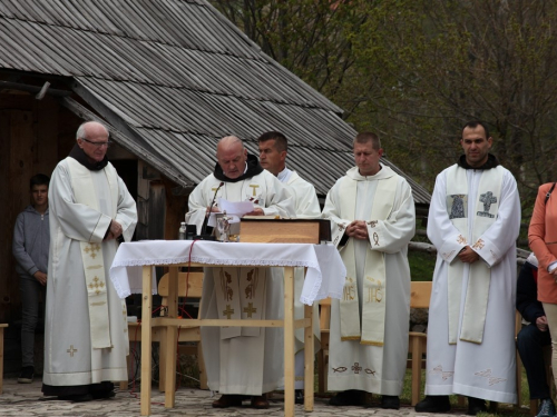 FOTO: Druženje Rumbočana i sv. misa na Zahumu