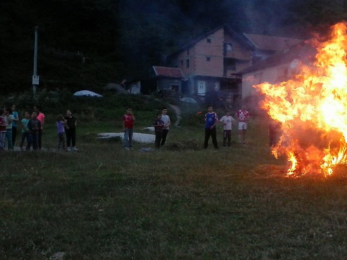 FOTO: Paljenjem svitnjaka Rama dočekuje sv. Ivu