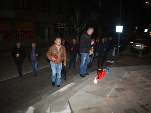 Paljenjem svijeća u Prozoru odana počast Slobodanu Praljku