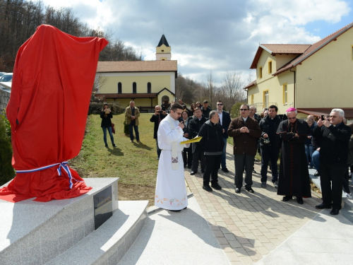 FOTO: Mons. dr. Pero Sudar blagoslovio novi križ i spomenik Stjepanu Džalti na Uzdolu