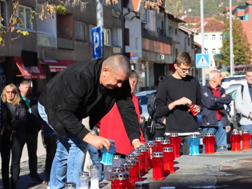 FOTO: Svi sveti - U Prozoru zapaljene svijeće za poginule i preminule branitelje