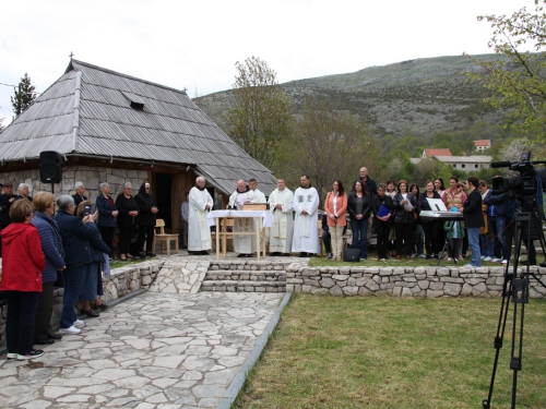 FOTO: Druženje Rumbočana i sv. misa na Zahumu