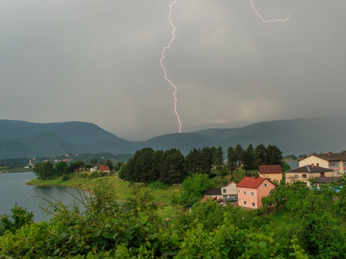 Poslije podne pljuskovi s grmljavinom