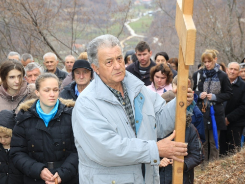 FOTO: Fra Andrija Jozić predvodio križni put na Uzdolu