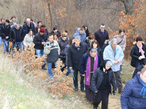 FOTO: Fra Andrija Jozić predvodio križni put na Uzdolu