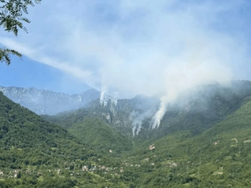 Veliki napori vatrogasaca kod Jablanice: Požar i dalje aktivan