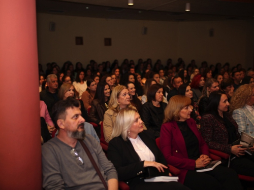 FOTO: U Prozoru promovirana knjiga ''Gromoglasni šapat'' Josipa Milanovića