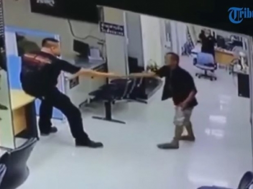 U policijsku postaju upao čovjek s nožem, policajac uradio nešto neočekivano!