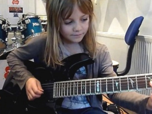 8-godišnja djevojčica 'rastura' gitaru
