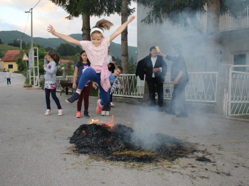 FOTO: Paljenjem svitnjaka Rama dočekuje sv. Ivu