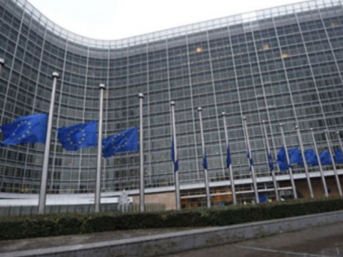 Zastave EU na pola koplja