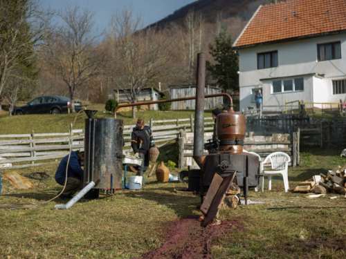 FOTO: Sezona je pečenja rakije na Orašcu – ''Veseli stroj'' radi punom parom