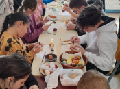 Humanitarna uskrsna radionica šaranja jaja voskom u Uzdolu