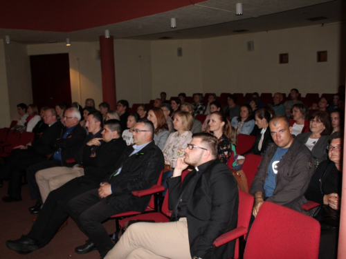 FOTO: U Prozoru uprizorena predstava ''Simpatični stric župnik''