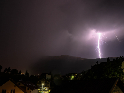 FOTO: Munje parale nebo nad Ramom