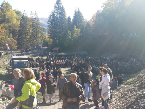 Molitveni pohod na Bobovac - Trebaju nam mudri ljudi i pošteni građani