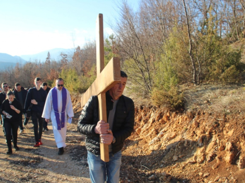 FOTO: Put križa u župi Uzdol - Prva korizmena nedjelja