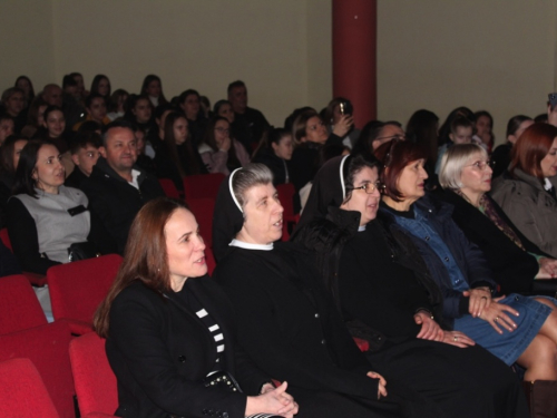 FOTO: Mladi župe Prozor izveli predstavu ''Naš Badnji dan''