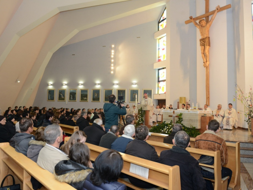 FOTO: Mons. dr. Pero Sudar blagoslovio novi križ i spomenik Stjepanu Džalti na Uzdolu