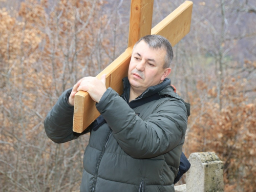 FOTO: Vlč. Ljubo Zadrić predvodio križni put na Uzdolu