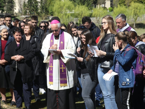 FOTO/VIDEO: Nadbiskupijski križni put mladih na Šćitu