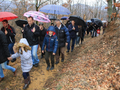 FOTO: Vlč. Ljubo Zadrić predvodio križni put na Uzdolu