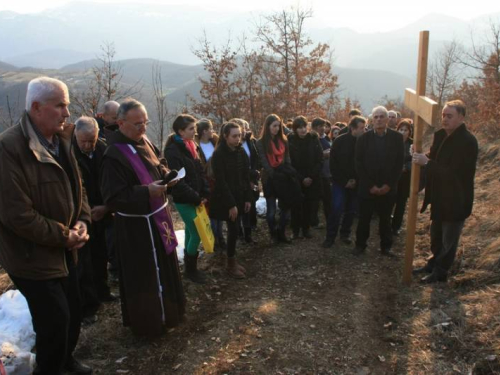 FOTO: Fra Andrija Jozić predvodio Križni put na Uzdolu