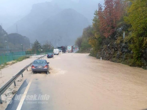 Jablanica: M17 pod vodom, vozači na mukama