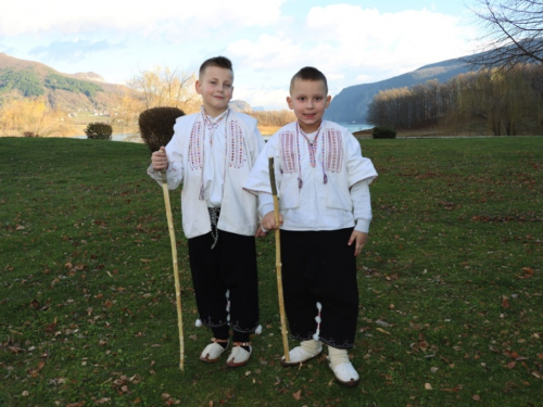 FOTO: Na Šćitu uprizorene žive jaslice