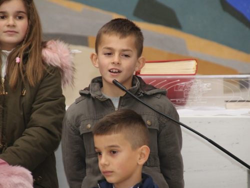 FOTO: Sv. Nikola podijelio darove djeci na Orašcu