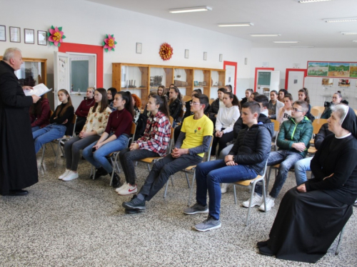 FOTO: Vlč. Jakov Kajinić održao duhovnu obnovu mladima u Prozoru