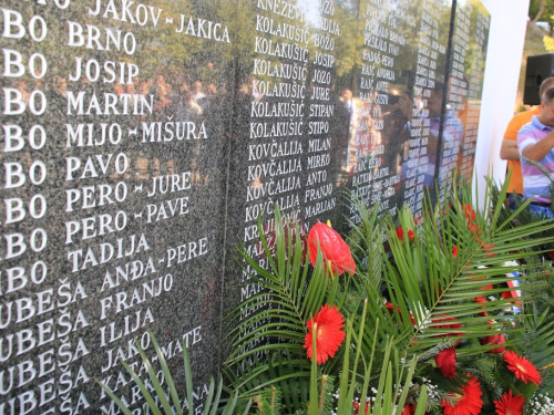 FOTO/VIDEO: Na Uzdolu obilježena 22. obljetnica stravičnog pokolja nad Hrvatima