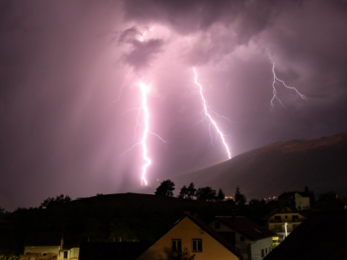 FOTO: Munje parale nebo nad Ramom