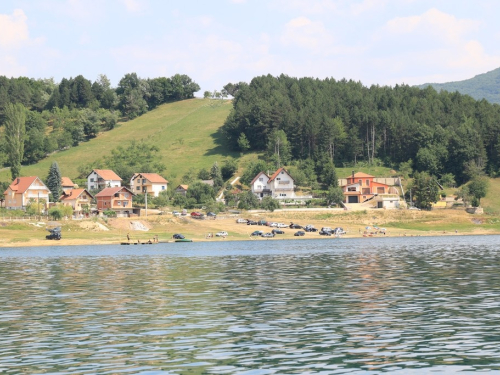 FOTO/VIDEO: Ramci spas od vrućina pronašli na Ramskom jezeru