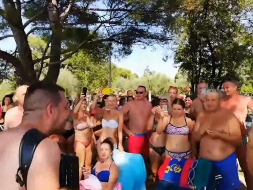 Harmonikaš iz Bosne napravio pravi show na plaži