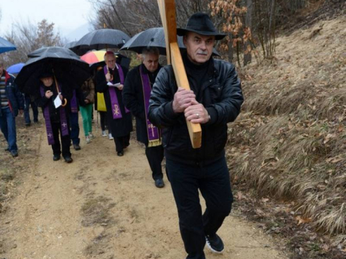 FOTO: Mons. dr. Pero Sudar predvodio misu i Križni put na Uzdolu