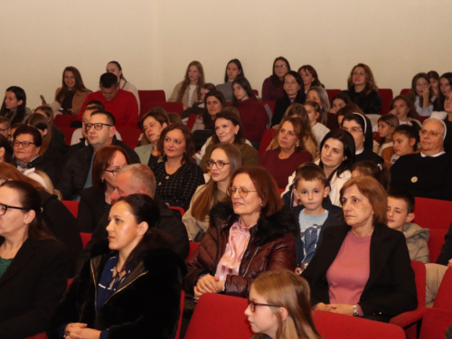 FOTO: Petra Krešo pobjednica dječjeg festivala ''Mala Rama 2025.''