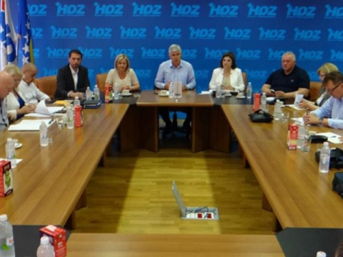 Čovićev slogan “Narod i domovina”, a “Razvoj i o(p)stanak” program HDZ-a BiH