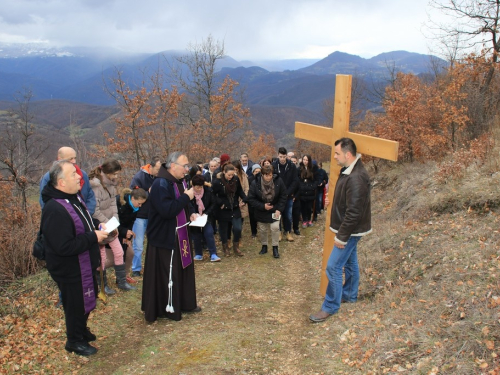 FOTO: Fra Andrija Jozić predvodio križni put na Uzdolu