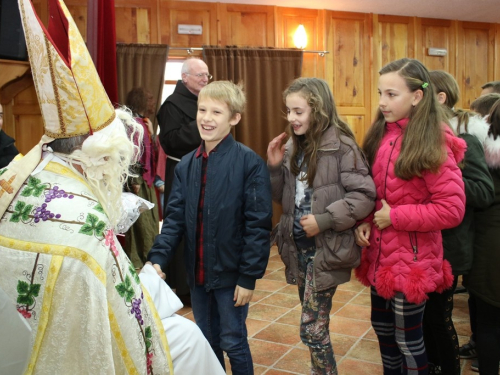 FOTO: Sv. Nikola i ove godine razveselio djecu u župi Rama Šćit