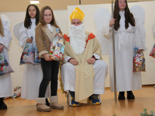 FOTO: Sveti Nikola razveselio najmlađe u župi Rumboci