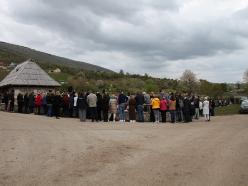 FOTO: Druženje Rumbočana i sv. misa na Zahumu