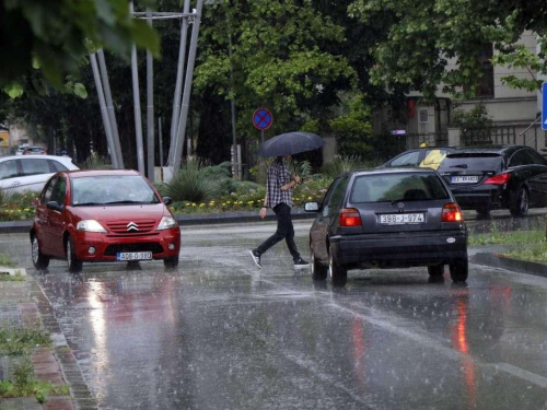 Danas pretežno oblačno s kišom i pljuskovima