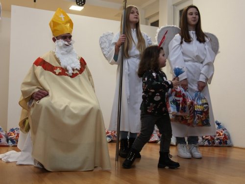 FOTO: Sv. Nikola razveselio djecu u Rumbocima