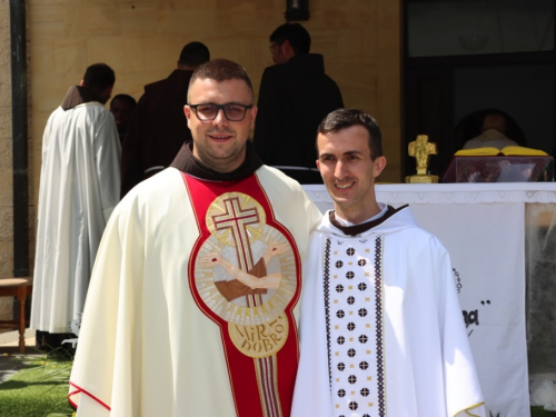 FOTO: Na Šćitu svečano proslavljena Velika Gospa i Mlada misa fra Mile Belje