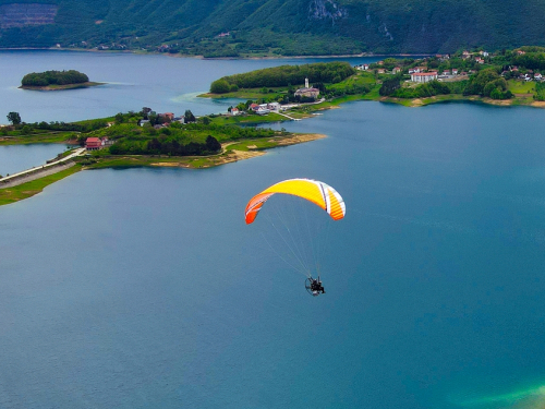 VIDEO: Paraglajderi uživali u najljepšem pogledu iz zraka na Ramsko jezero